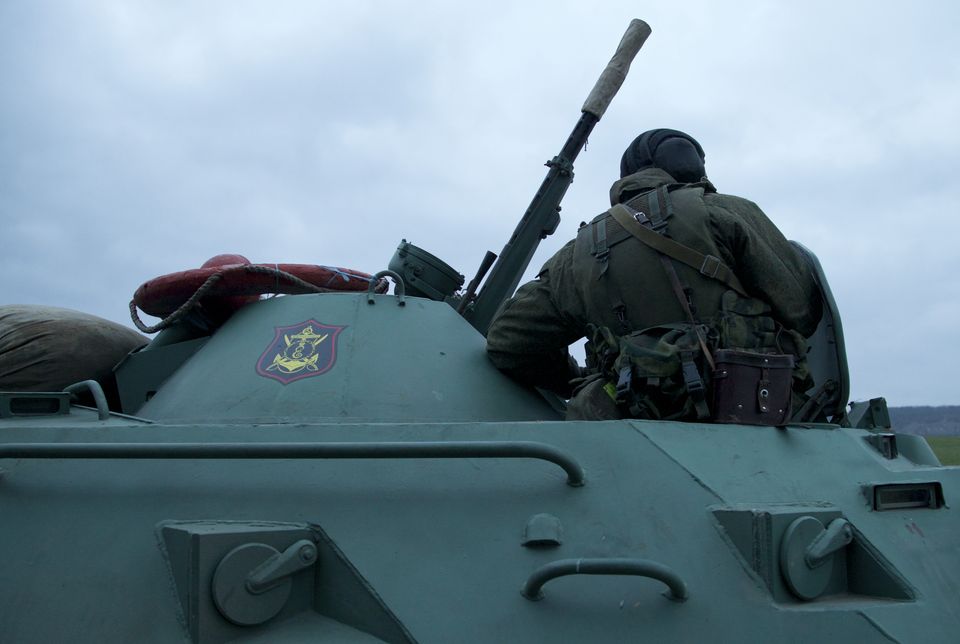 Torreta de un BTR-80 ruso con la insignia de la Infantería de Marina cerca de Bajchisaraí el día 28 de febrero.
