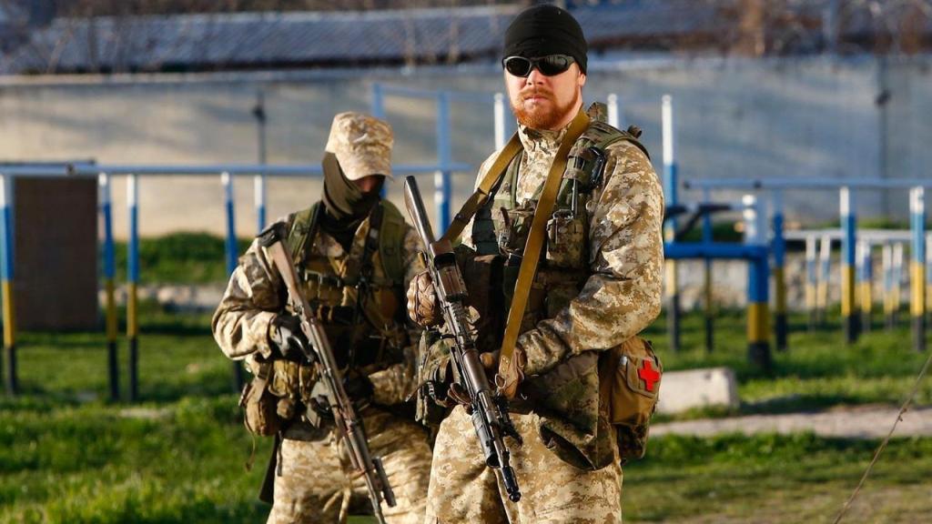 Dos miembros de las fuerzas especiales rusas antes del asalto final a una instalación militar ucraniana.