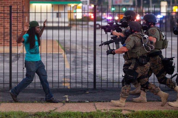 Policías encarando a manifestantes desarmados en Ferguson el 13/08/2014