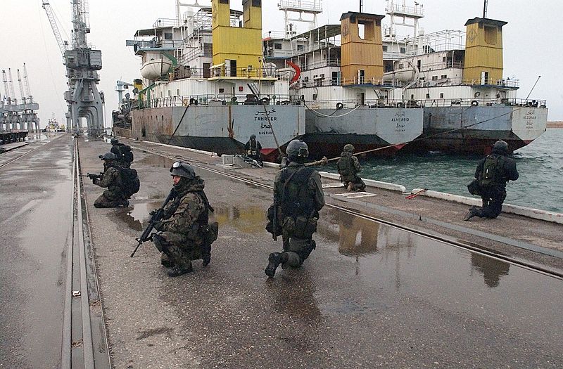 Soldados polacos de la unidad de operaciones especiales "GROM" en el puerto de Um Qasr durante la invasión de Iraq (2003)