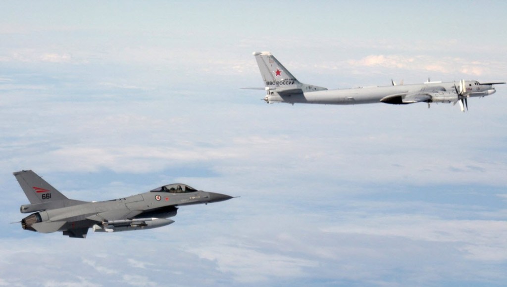 Tu-95 ruso seguido por un F-16 de la fuerza aérea noruega el 29 de octubre (foto vía ZeroHedge)