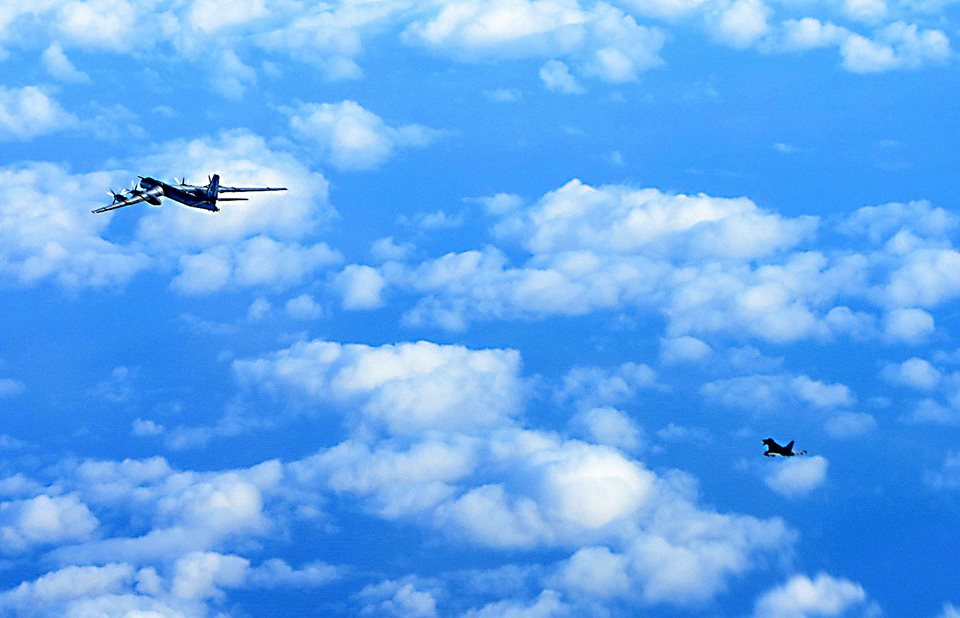 Tu-95 seguido por un Typhoon de la Royal Air Force británica el 29 de octubre 