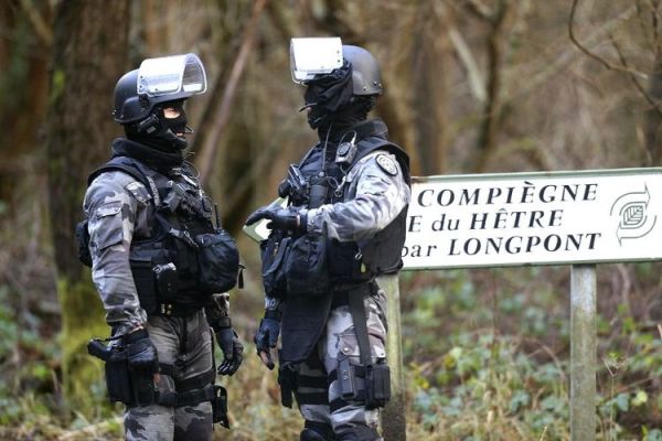 Policías en Longpont