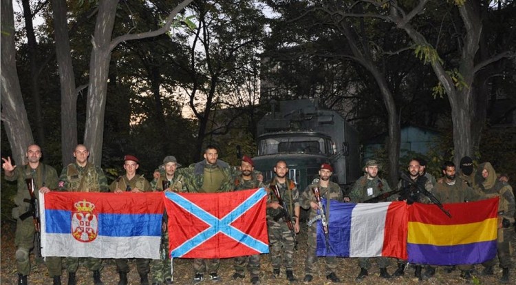 españoles en el donbas con fachas serbios y franceses
