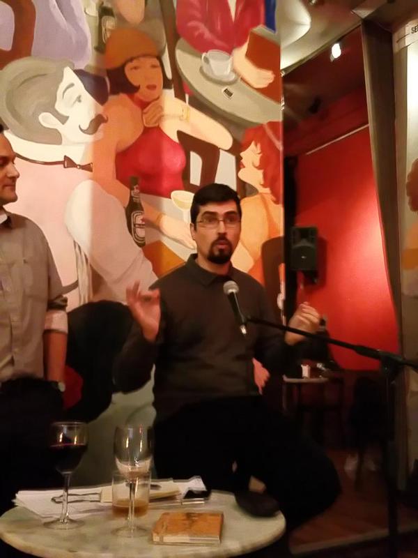 Dicen que parezco Chiquito de la Calzada en esta foto. En un taburete y con el micrófono delante estuve tentado de arrancar la noche con "¿saben aquel que diu...?"