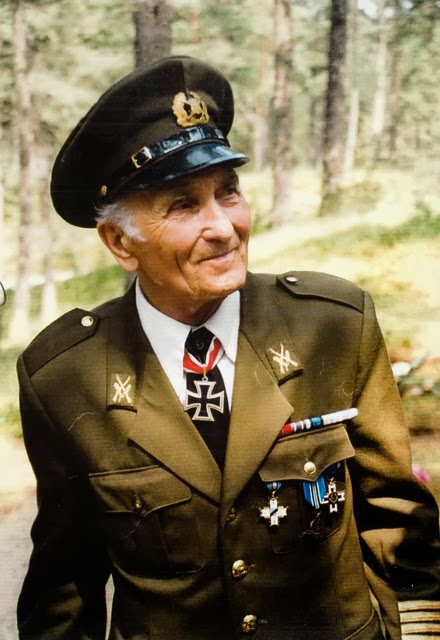Harald Nugiseks con uniforme estonio y la Cruz de Caballero al cuello