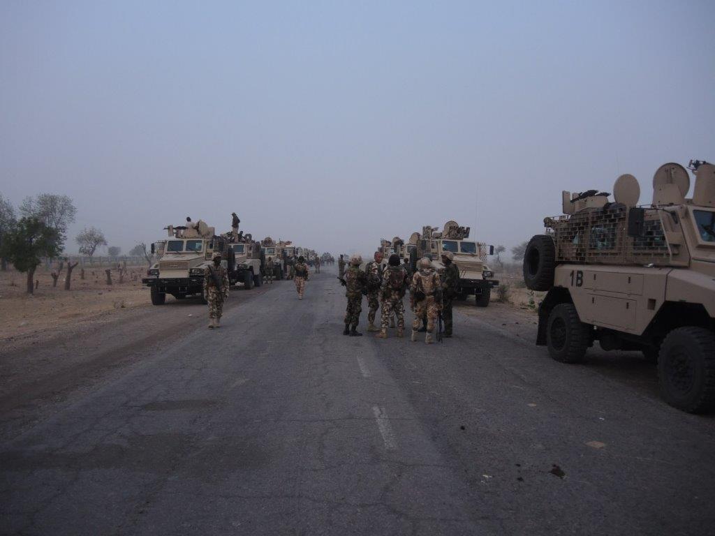 Columna de vehículos REVA de la 72 Mobile Strike Force nigeriana en operaciones contra Boko Haram