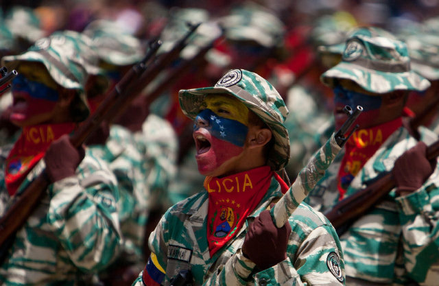 Milicianos venezolanos con fusiles Mosin Nagant de la Segunda Guerra Mundial