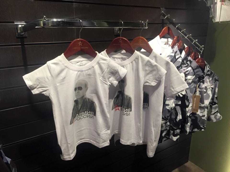 Camisetas de Putin en una tienda de merchandising militar del centro de Moscú (Foto vía xxX)