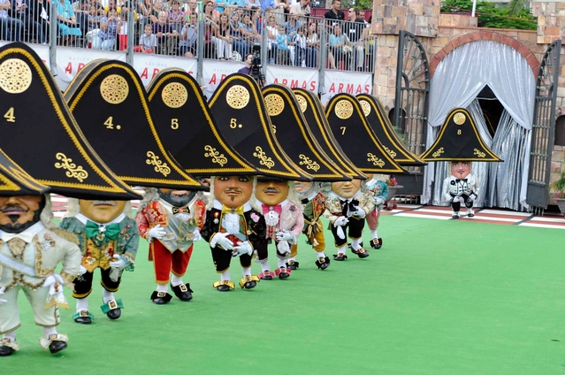 FIESTAS LUSTRALES 2010 SANTA CRUZ DE LA PALMA. TENERIFE. BAILE DE LOS ENANOS.  