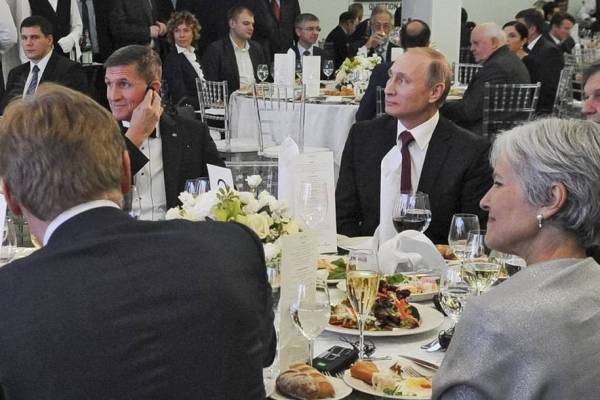 Flynn en una cena de gala en Rusia al lado de Putin. Foto vía Daily Kos.